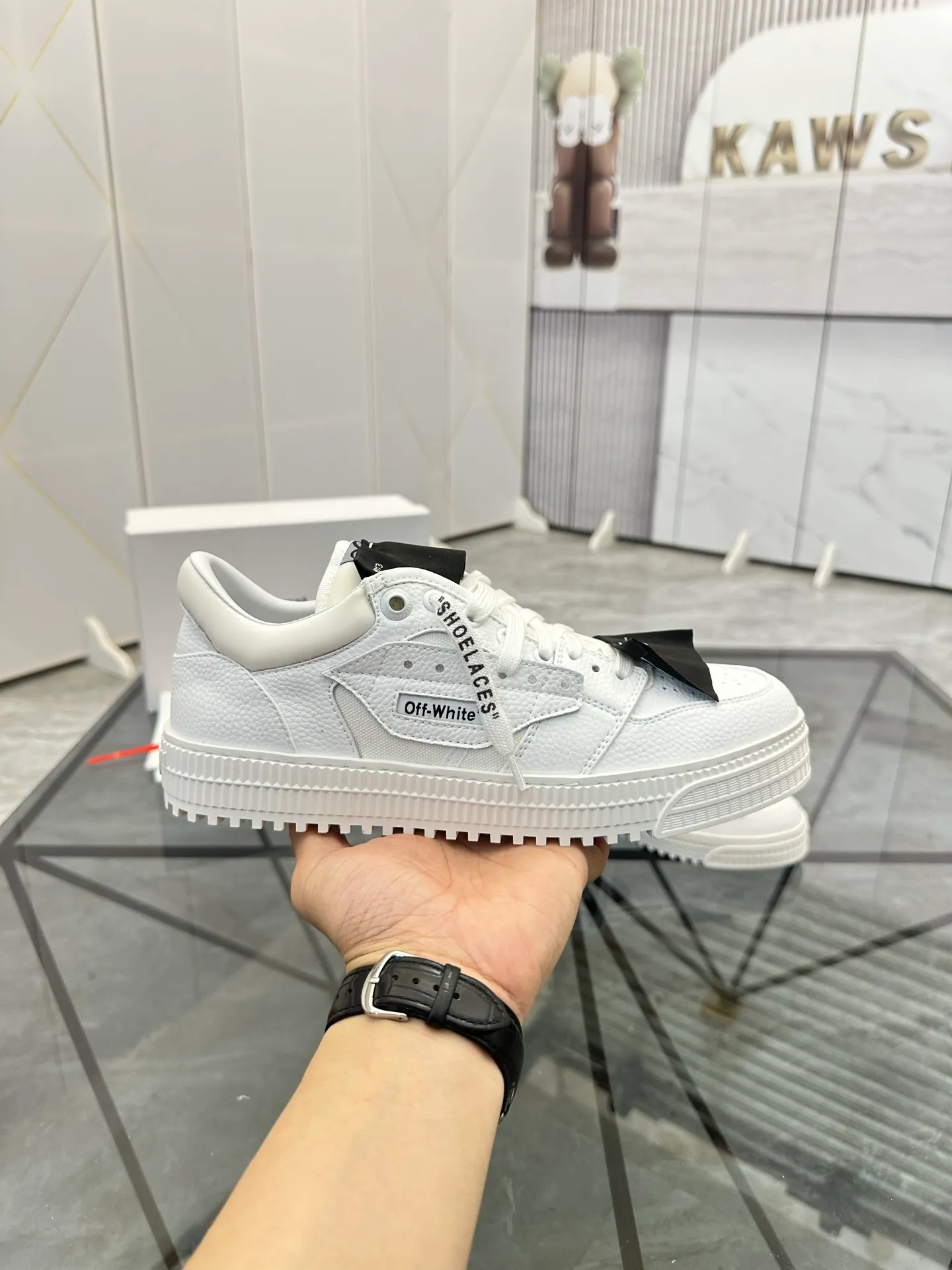 Selling men's shoes 💰: 💰P500¥ High-end top quality Product trademark: OFF WHITE *"OFF WHITE*" low-top casual shoes Regular size: 35-45 (can be customized to 46) Couple style Product materials: Upper imported first-layer cowhide stitched with original fabric, genuine leather lining, original outsole. No.: H203